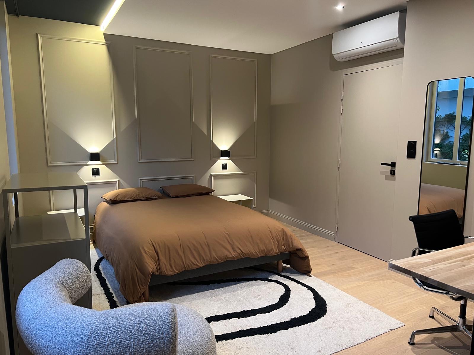 Chambre avec moulures